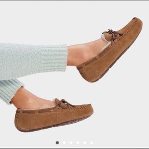 UGG Dakota Slippers in Chestnut, Size 9